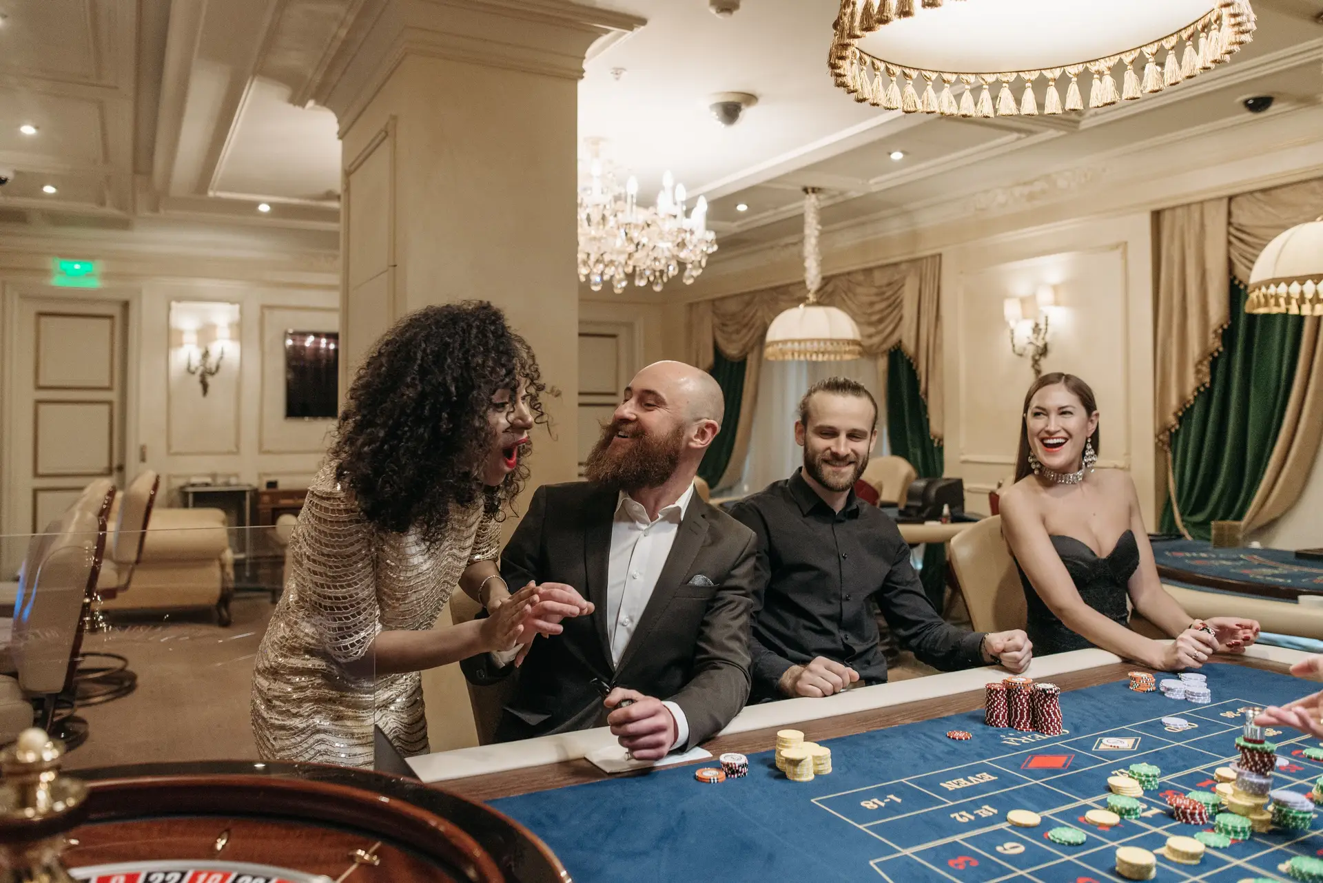 Pokeripöytä ja pelaajia